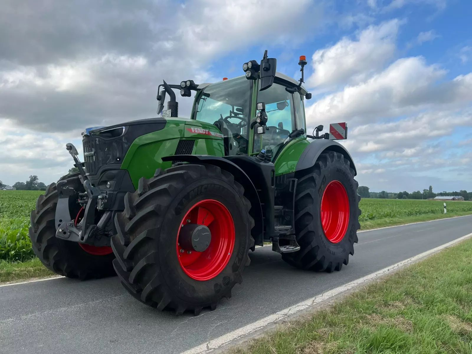E-FARM: Fendt 728 Vario PowerPlus - Traktor - id RIZIVVY - 221.000 € - Baujahr: 2024 - Abgelesene Motorstunden: 499,Motorleistung (PS): 305,Deutschland