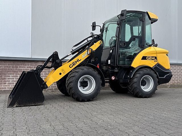 Gehl AL430 Încărcător cu direcție compactă 40.500 EUR