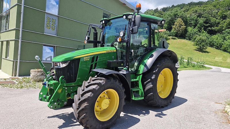 E-FARM: John Deere 5125 R - Tractor - id E8KG591 - €65,000 - Year of construction: 2019 - Engine hours: 2,980,Engine power (HP): 125,Slovenia