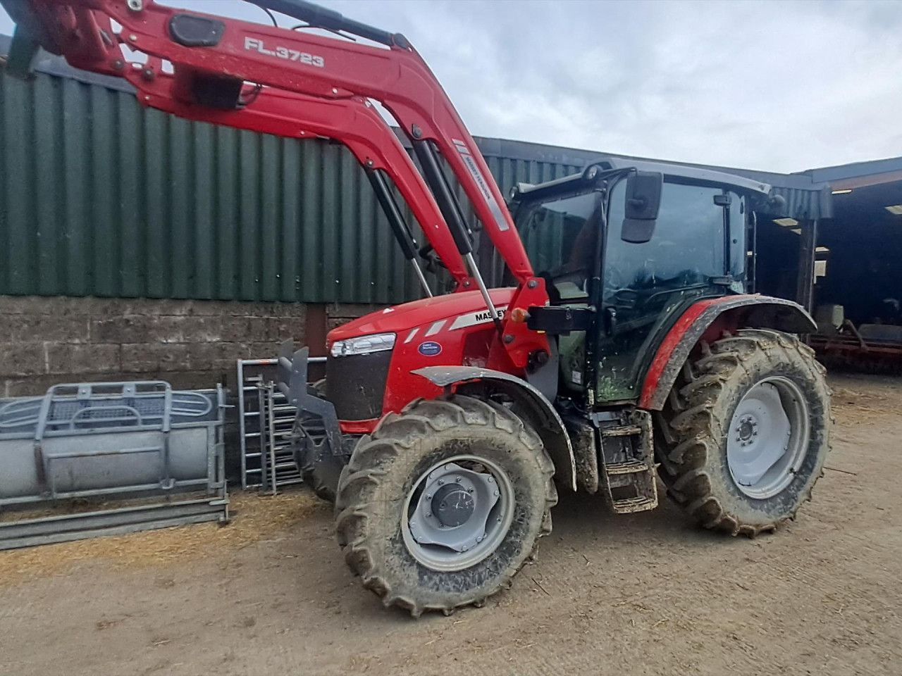 E-FARM: Massey Ferguson 5711 - Traktor - id JPDAAQX - 60 996 € - Rok produkcji: 2020 - Motogodziny: 850,Moc silnika: 110,Zjednoczone Królestwo