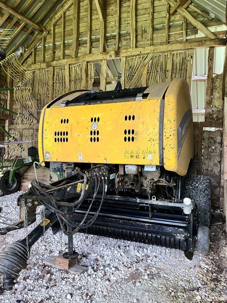 E-FARM: New Holland Roll Belt 150 Super Feed - Presă de balotat - id 1GCS8LI - 23.000 EUR - Anul: 2016 - Numărul total de baloți produși: 13.500,Franța