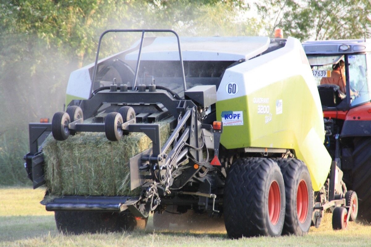 Claas quadrant 3200 rc mit häcksler und ballenstapler baler €79,000