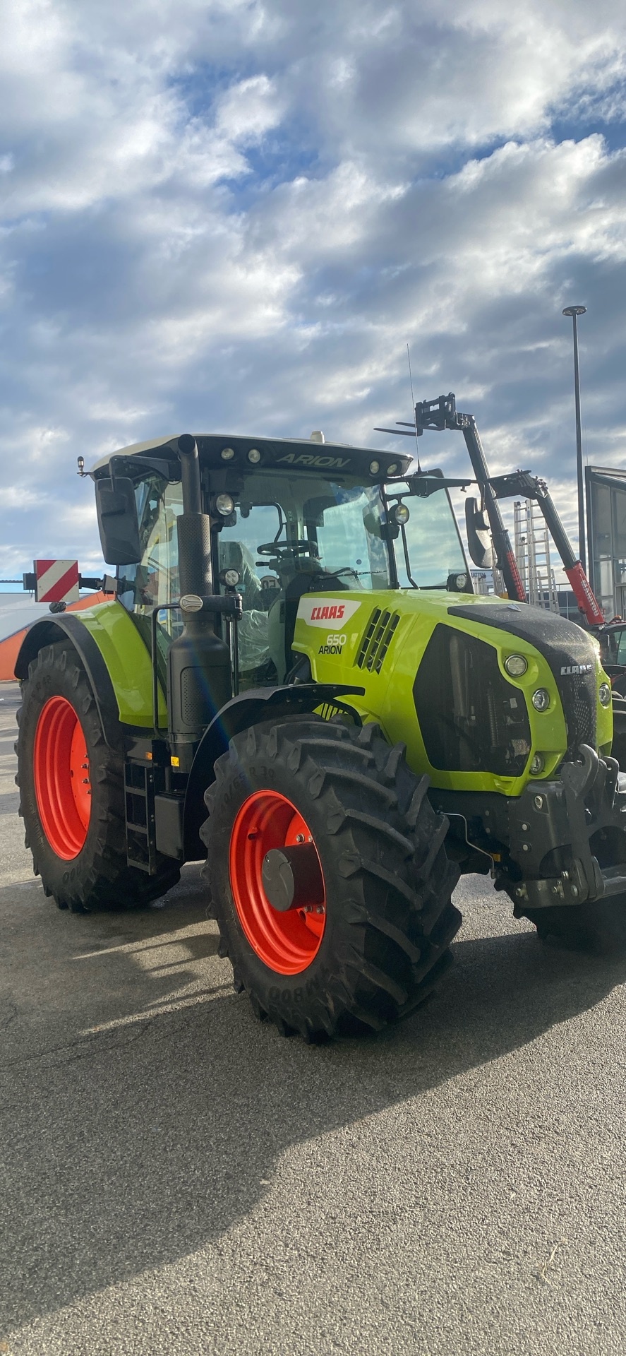 Claas ARION 650 St5 CMATIC tractor €116,583