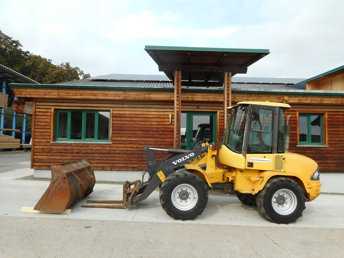 E-FARM: VOLVO l35b-z/s ( 6.650kg ) - Chargeuse sur pneus - id RMRS7ZS - 19 950 € - Année: 2002 - Lecture du nombre d'heure: 8 666,Puissance du moteur (chevaux): 71,Autriche