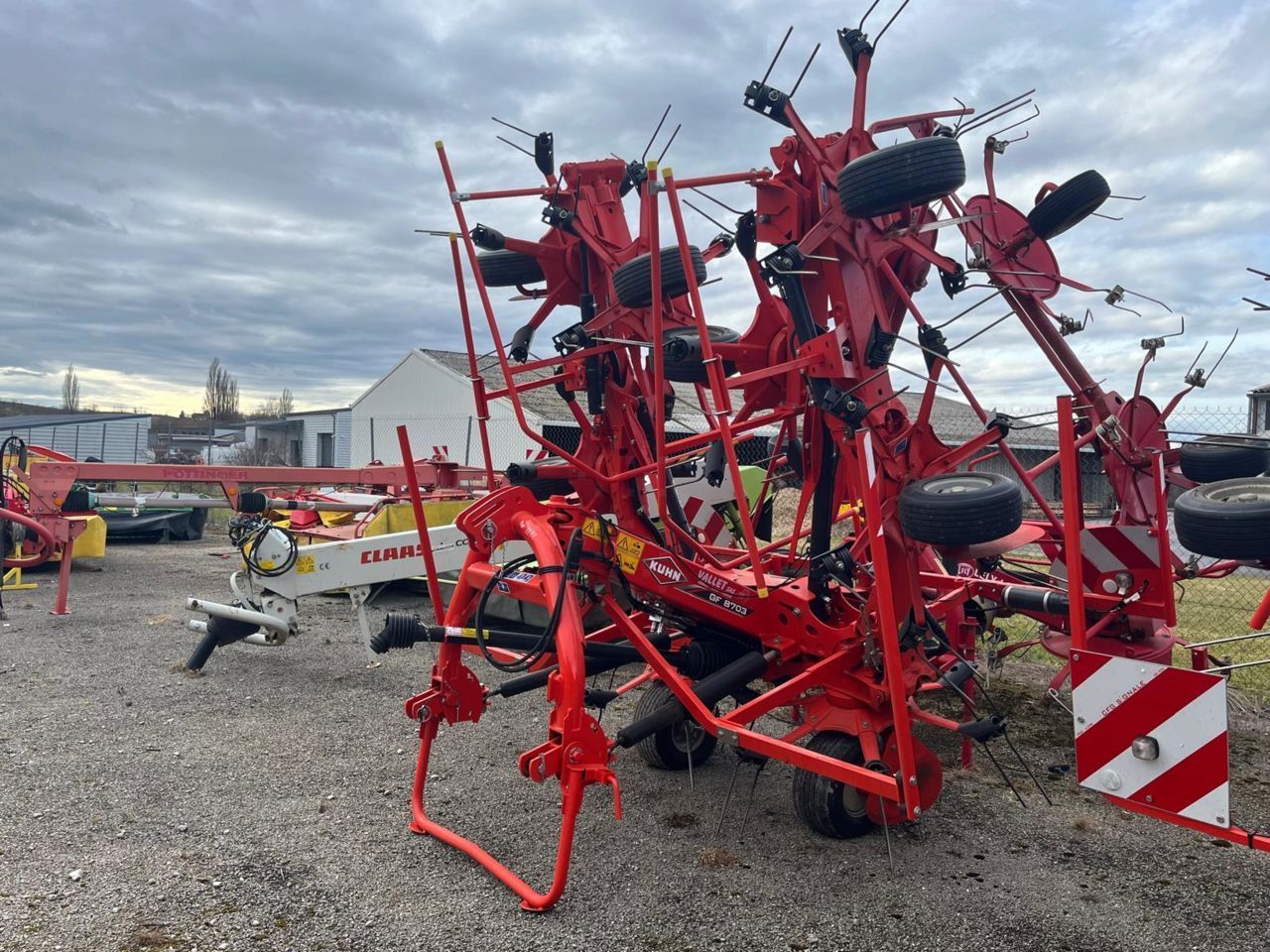E-FARM: Kuhn GF 8703 - Faneuse - id FBFPRJM - 16 000 € - Année: 2023 - France