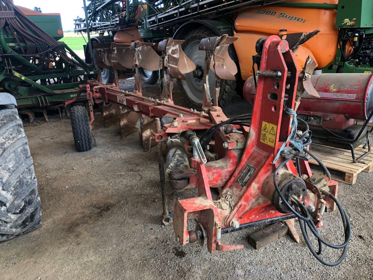 E-FARM: GREGOIRE BESSON rcw 47 - Pług - id 5AZPESK - 6200 € - Rok produkcji: 2001 - Francja