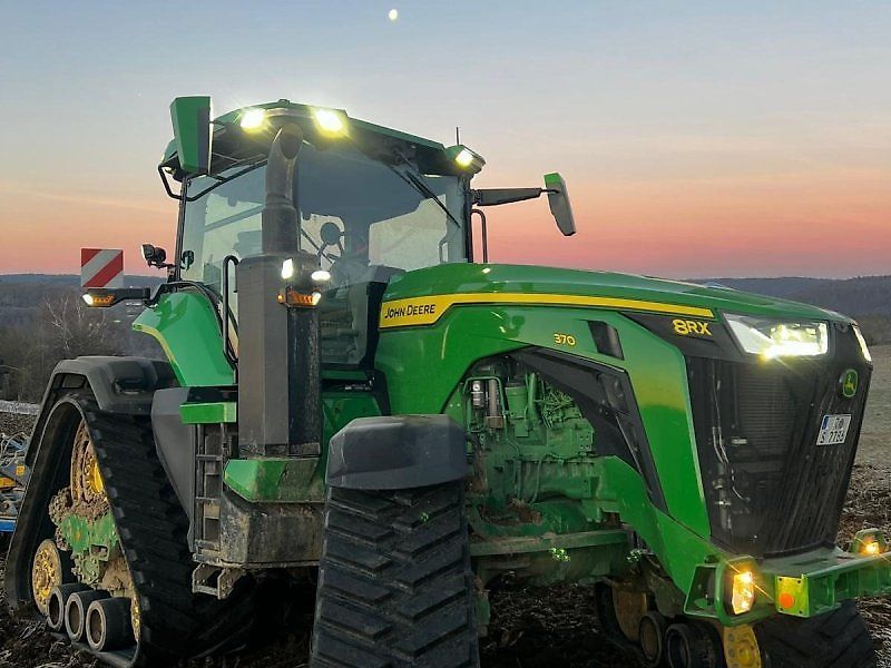 E-FARM: John Deere 8RX 370 - Traktor - id YCQTASE - Baujahr: 2021 - Abgelesene Motorstunden: 1.350,Motorleistung (PS): 420,Deutschland