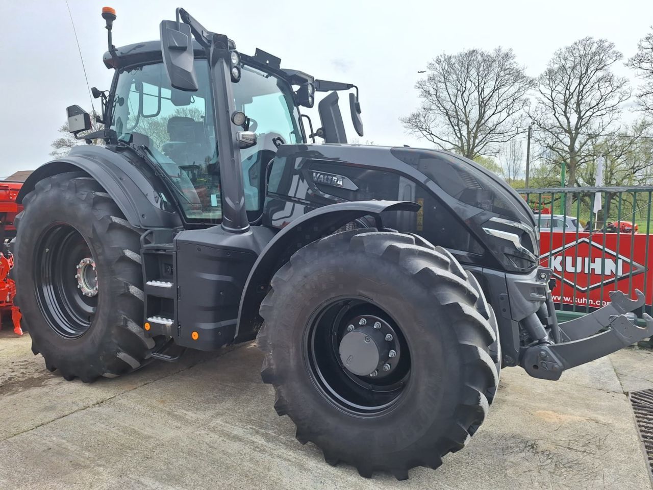 Valtra Q 245 Tractor €170,789