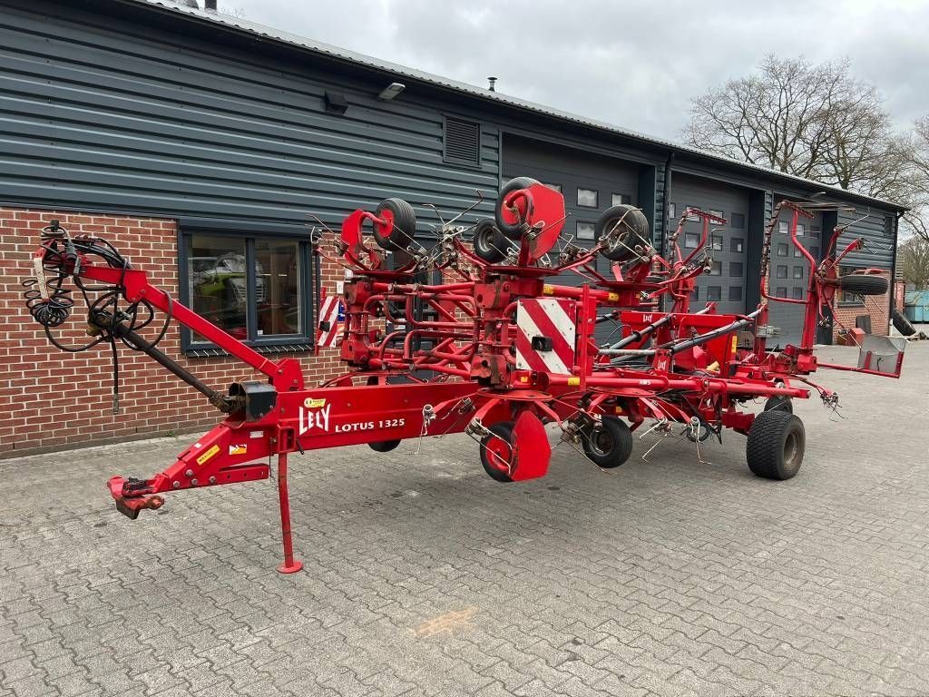E-FARM: Lely lotus 1325 - Faneuse - id UDZHUWD - 7 500 € - Année: 2008 - Pays-Bas