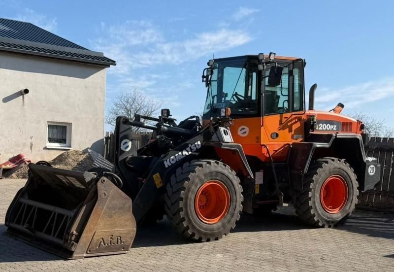 KOMATSU wa200pz Gummiged