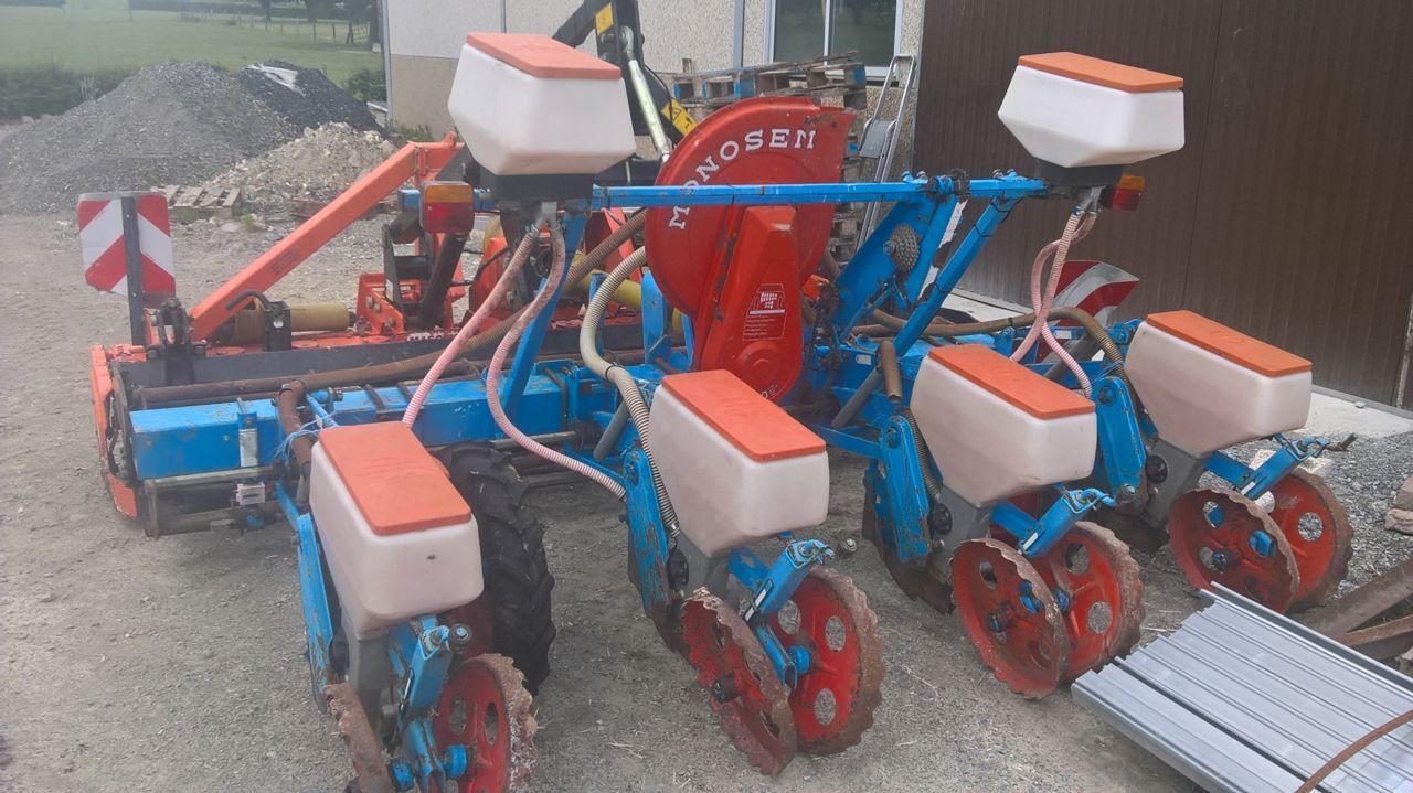 E-FARM: Monosem nc - Maszyna do siewu punktowego - id 5QTXZRQ - 5250 € - Rok produkcji: 2000 - Francja