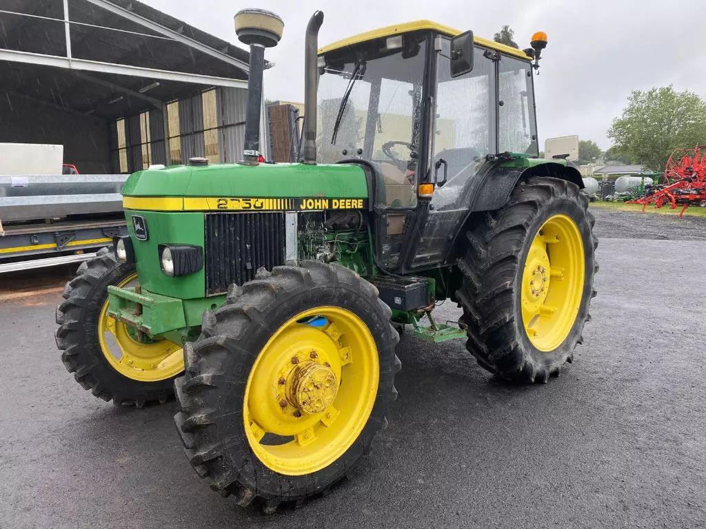 E-FARM: John Deere 2850 - Traktor - id 5AJJTLE - 15.000 € - Baujahr: 1990 - Motorleistung (PS): 85,Frankreich