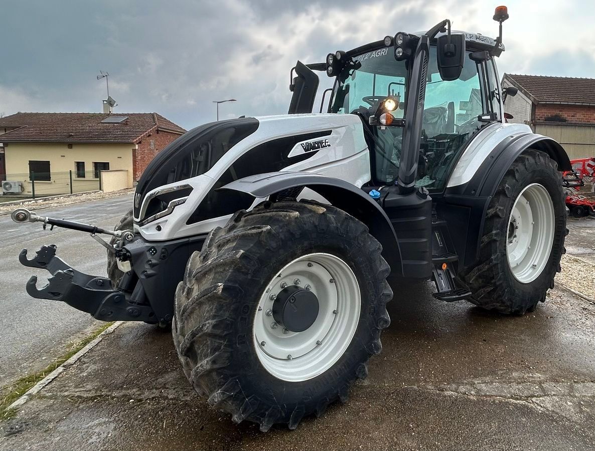 E-FARM: Valtra T175 - Traktor - id IQVKSRX - 100 000 € - Rok produkcji: 2021 - Motogodziny: 2000,Moc silnika: 175,Francja
