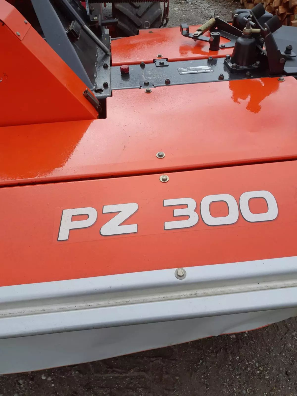 E-FARM: Kuhn PZ 300 F - Faucheuse - id 395JZWE - 6 302 € - Année: 2012 - Allemagne