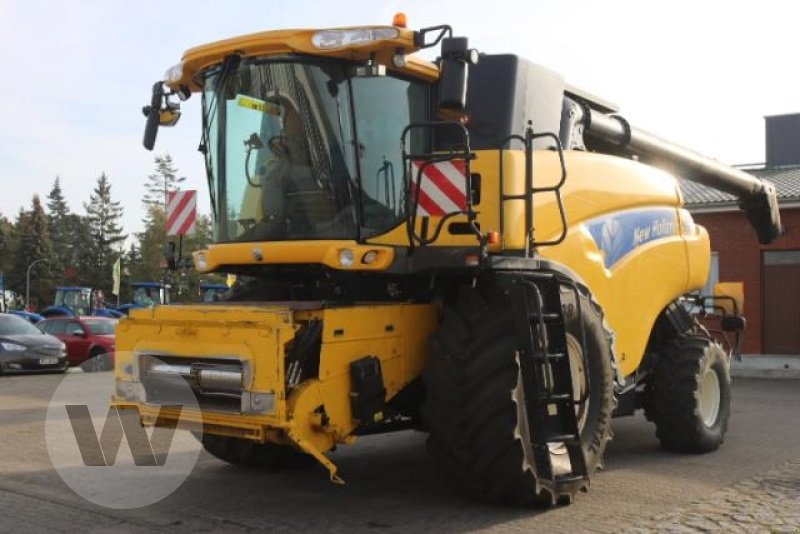 New Holland CR 9090 Raupe combine €135,000