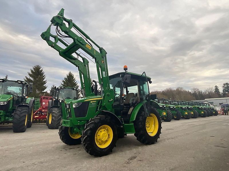 E-FARM: John Deere 5075 E - Traktor - id 4D72KKZ - 50.336 € - Baujahr: 2023 - Abgelesene Motorstunden: 73,Motorleistung (PS): 75,Deutschland