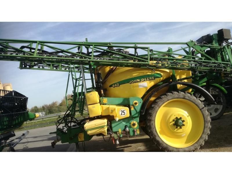 E-FARM: John Deere 840 - Opryskiwacz - id YLTWI4A - 12 000 € - Rok produkcji: 2004 - Francja