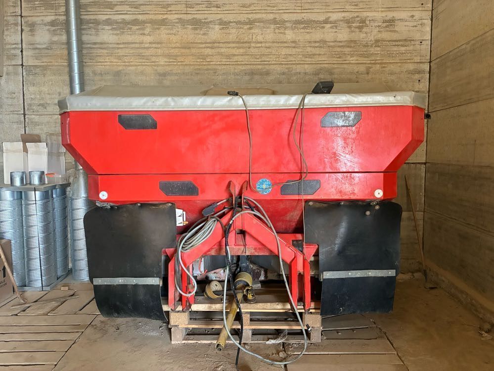 Kuhn axis 40.1w Fertiliser spreader €5,500