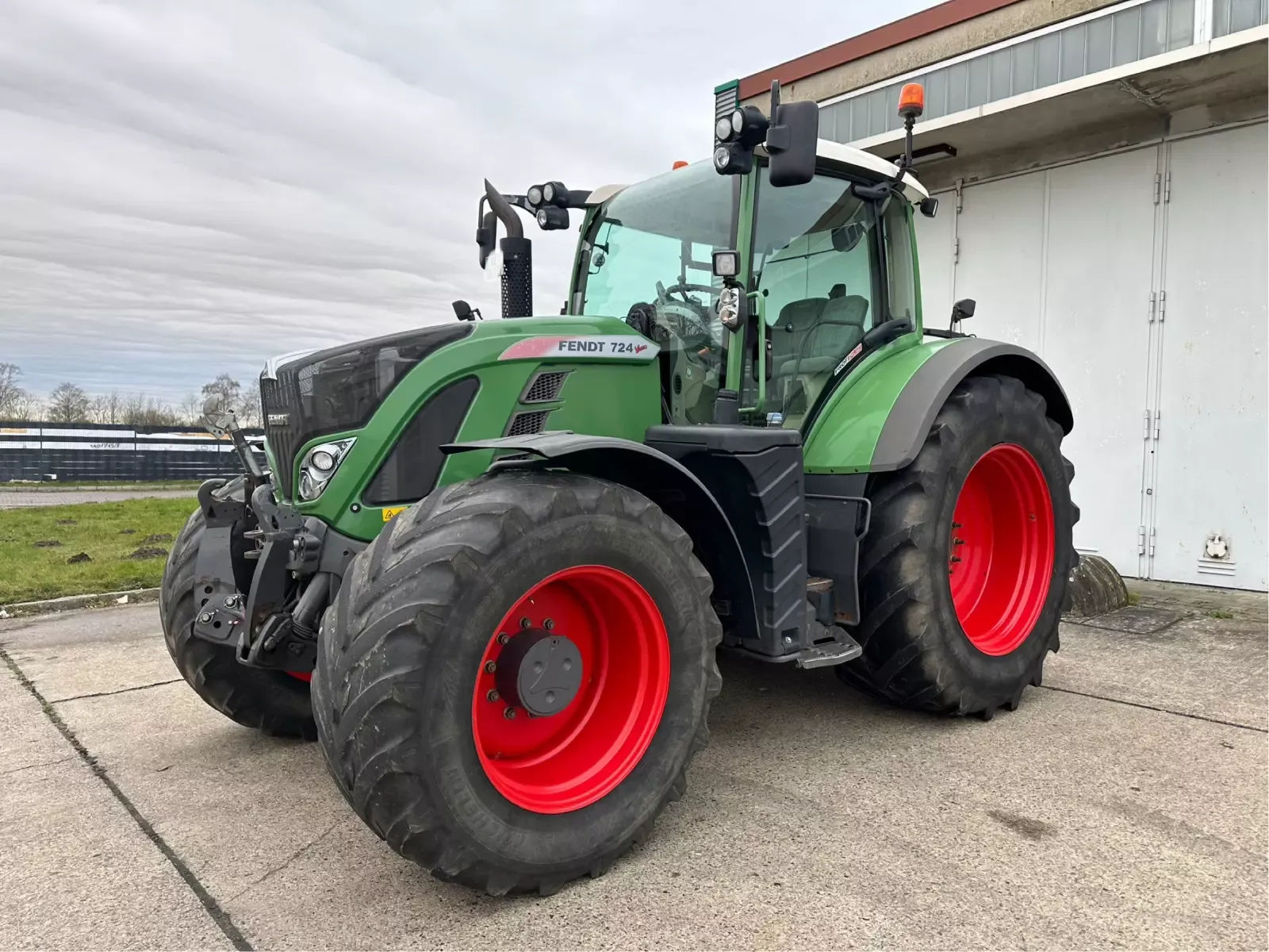 E-FARM: Fendt 724 Vario ProfiPlus - Traktor - id JBSDM3F - 82.000 € - Baujahr: 2016 - Abgelesene Motorstunden: 8.666,Motorleistung (PS): 240,Deutschland