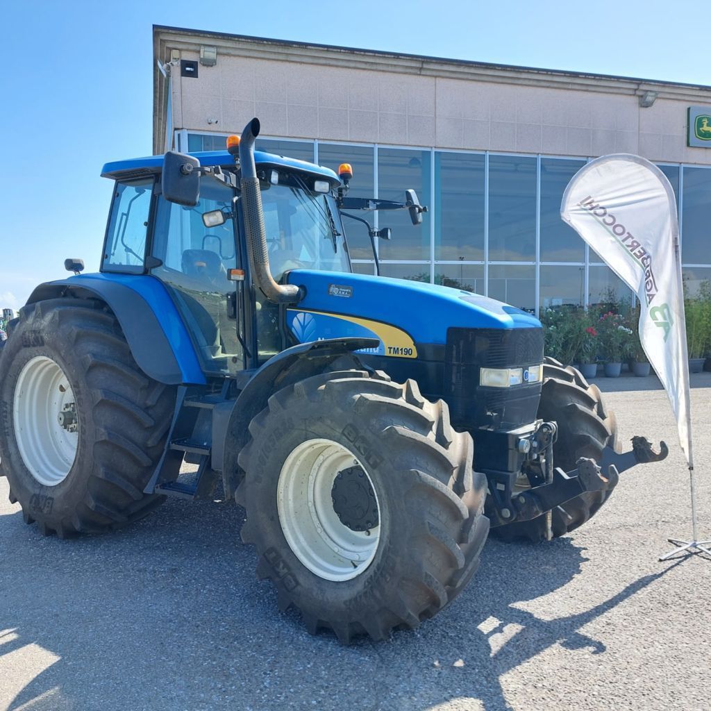 E-FARM: New Holland TM190 - Traktor - id SYYS6UW - 38.000 € - Baujahr: 2006 - Abgelesene Motorstunden: 7.442,Motorleistung (PS): 190,Italien