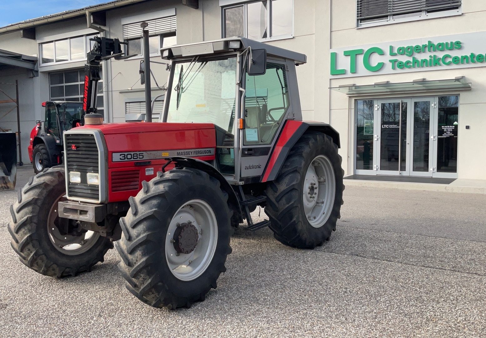 Massey Ferguson 3085 tractor €17,900