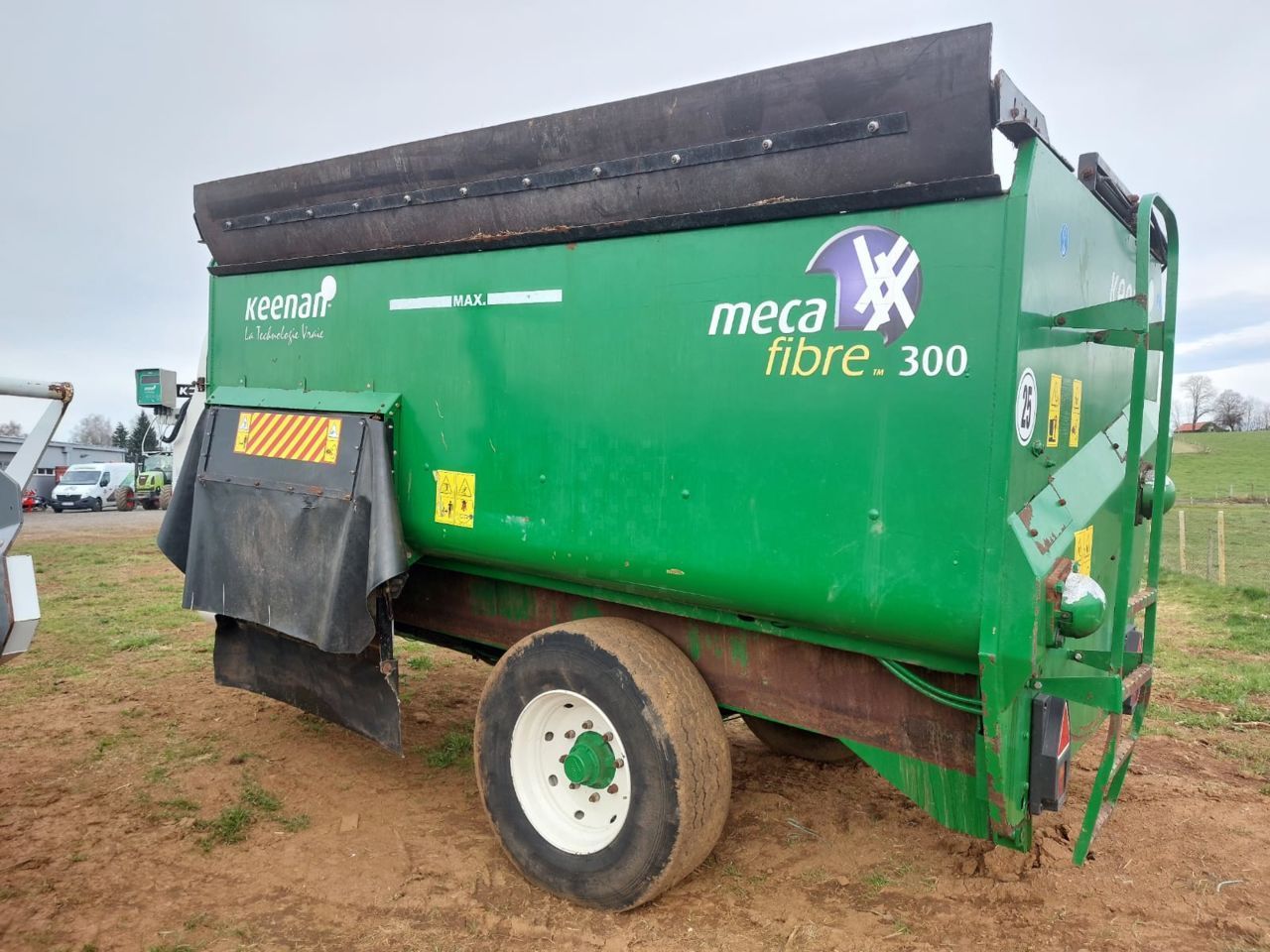 E-FARM: KEENAN mecafiltre 300 - Podavač směsi - id VFGRIAB - 5 500 € - Rok výroby: 2012 - Francie