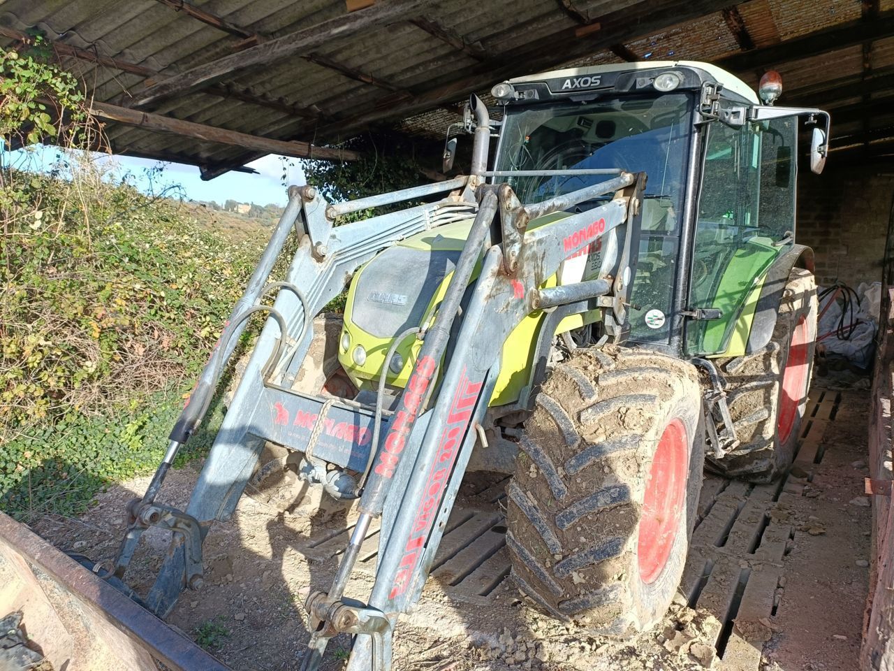 E-FARM: Claas Axos 330 CX - Traktorius - id 2SNDG5K - 35 000 € - Gamybos metai: 2009 - Variklio darbo valandos: 4 441,Variklio galia (AG): 92,Italija
