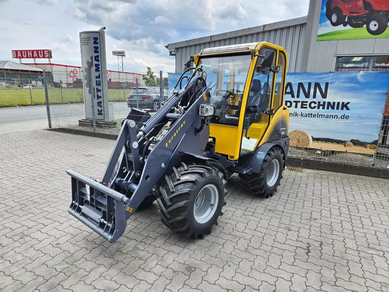 E-FARM: Eurotrac w12cs - Gumikerekes homlokrakodó - id WMBNLWB - Gyártási év: 2025 - Motor teljesítménye (LE): 26,Németország