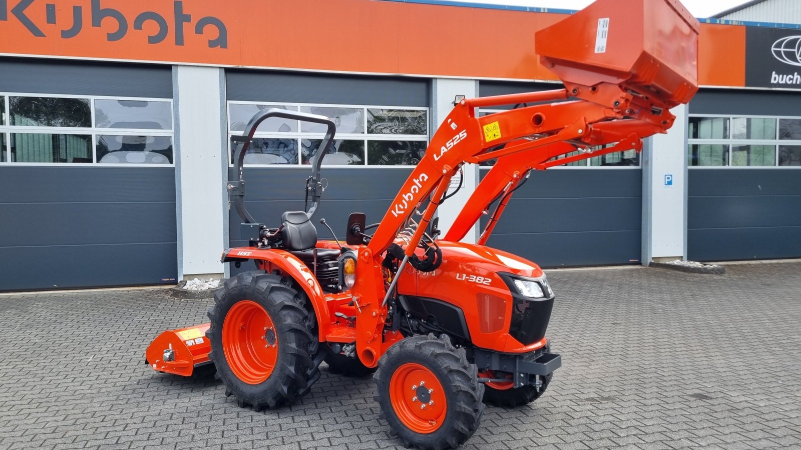 Kubota L1-382 tractor €26,800