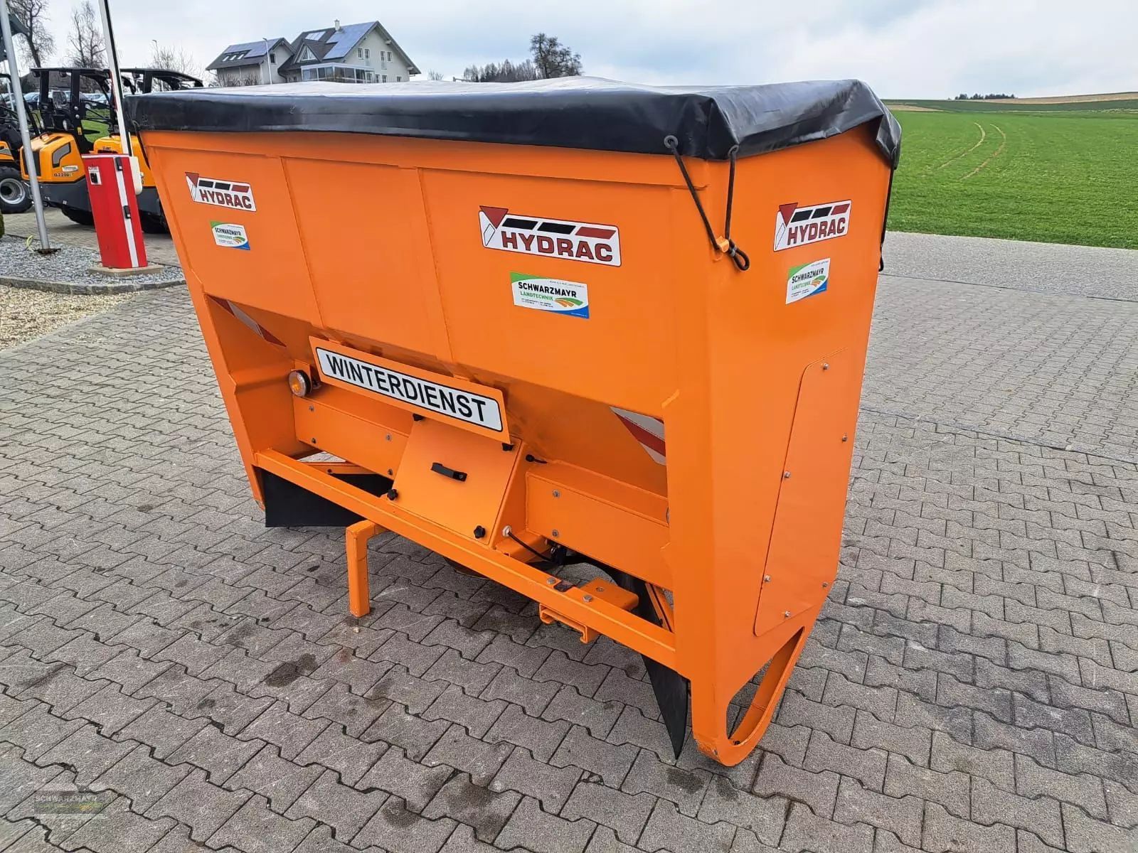 E-FARM: HYDRAC t-1400-r streugerät - Municipal equipment - id G86FUGB - €14,954 - Year of construction: 2022 - Austria