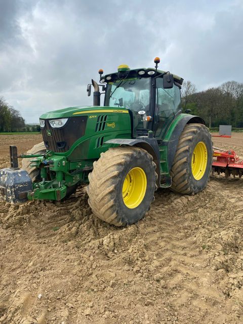 E-FARM: John Deere 6210 R - Tractor - id LJWMVNA - €48,500 - Year of construction: 2014 - Engine hours: 8,353,Engine power (HP): 210,France