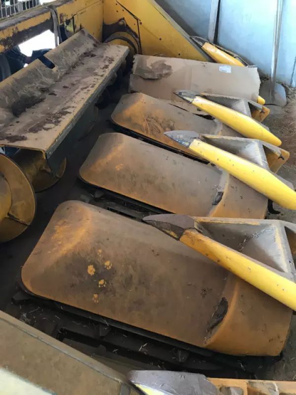 New Holland 5 rangs Header €9,500