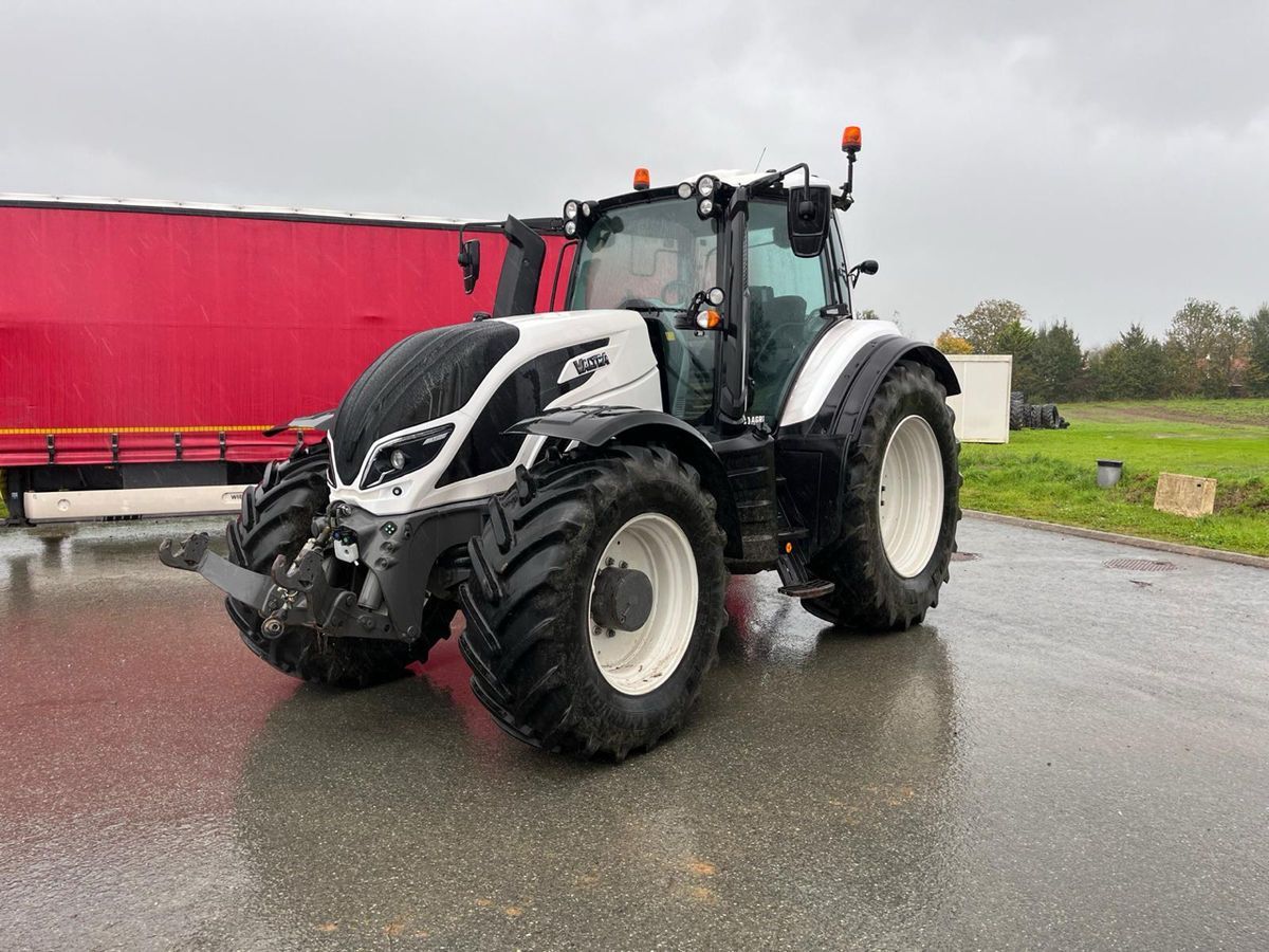 E-FARM: Valtra T214 Versu - Tractor - id NTIBEIU - 102.500 € - Año: 2020 - Horas: 2250,Potencia del motor: 220,Francia