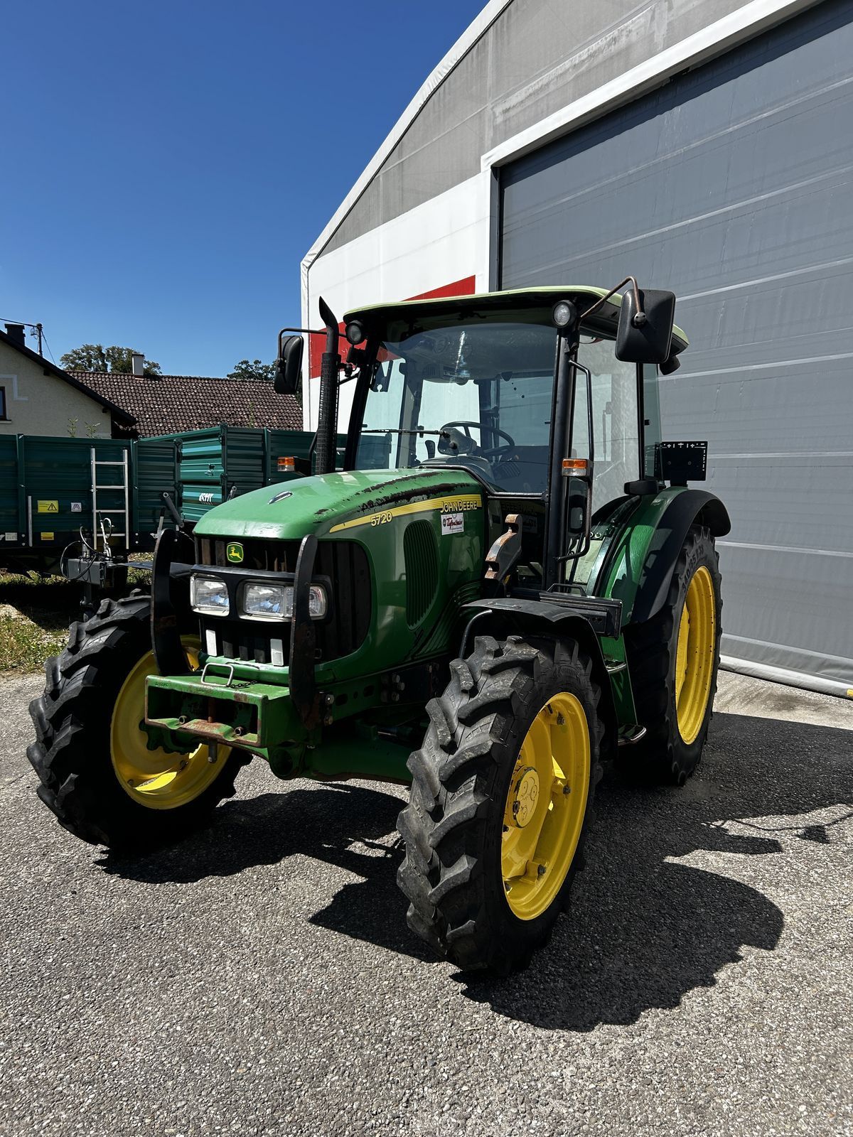E-FARM: John Deere 5720 - Tracteur - id KATDKTY - 26 460 € - Année: 2004 - Lecture du nombre d'heure: 8 800,Puissance du moteur (chevaux): 80,Autriche