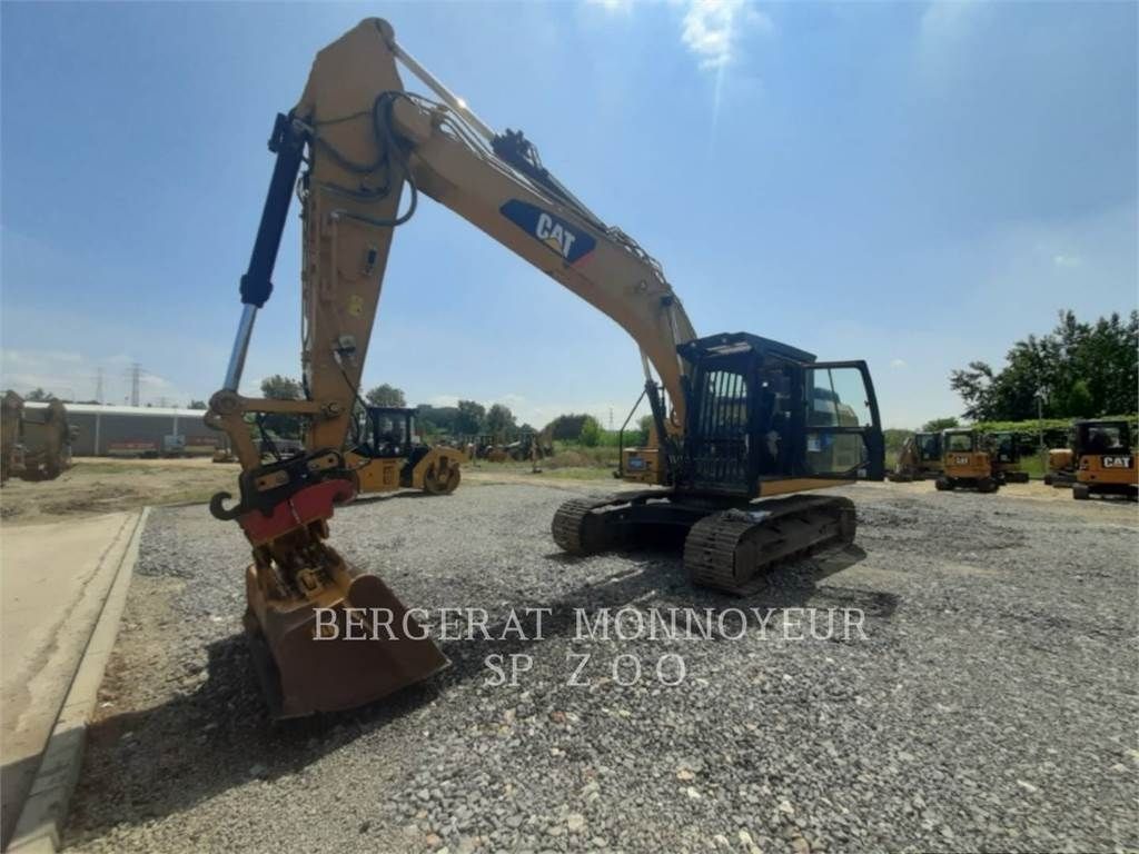 E-FARM: Caterpillar 323fl - Escavatore cingolato - id HTT7CYX - 116.000 € - Anno di costruzione: 2017 - Polonia