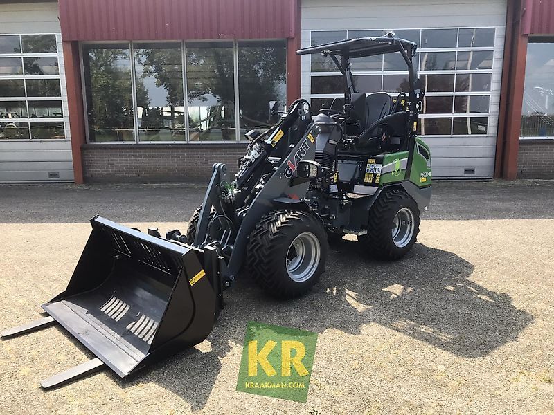 E-FARM: Giant g2200e #28161 - Csúszókerekes rakodógép - id VUGY6WQ - 43 950 EUR - Gyártási év: 2023 - Hollandia