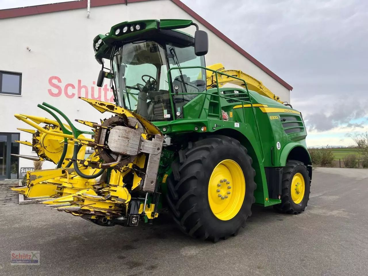 E-FARM: John Deere 8300 - Önjáró takarmánybetakarítógép - id CYLQQMH - 217 500 EUR - Gyártási év: 2018 - Üzemóra (motor): 910,Motor teljesítménye (LE): 490,Németország