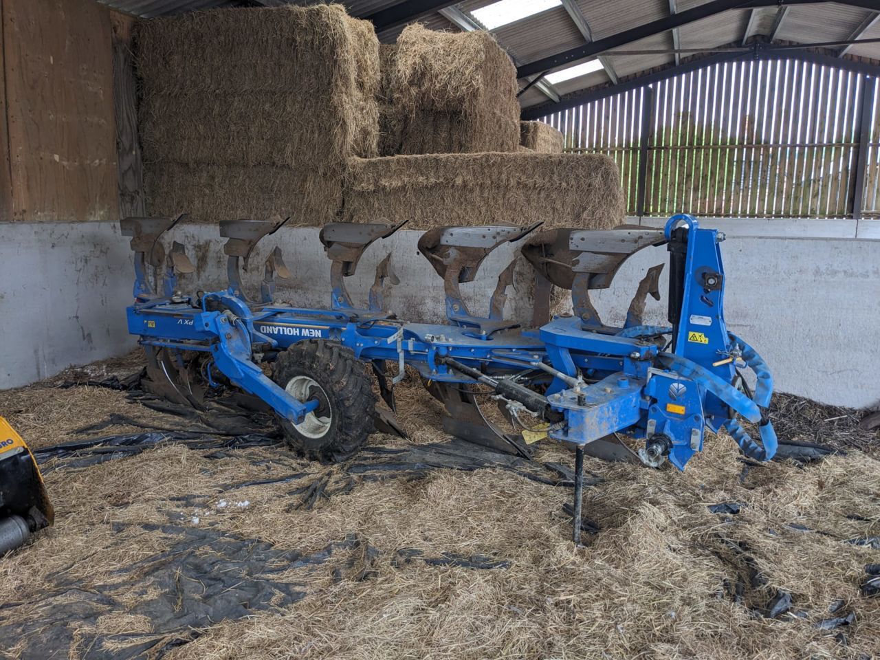 E-FARM: New Holland overum pxv 5975s - Plough - id UXMQRMK - €15,850 - Year of construction: 2019 - United Kingdom