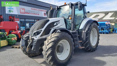 E-FARM: Valtra T214 Direct - Tractor - id 9KBIHRJ - €75,000 - Year of construction: 2017 - Engine hours: 5,600,Engine power (HP): 210,France