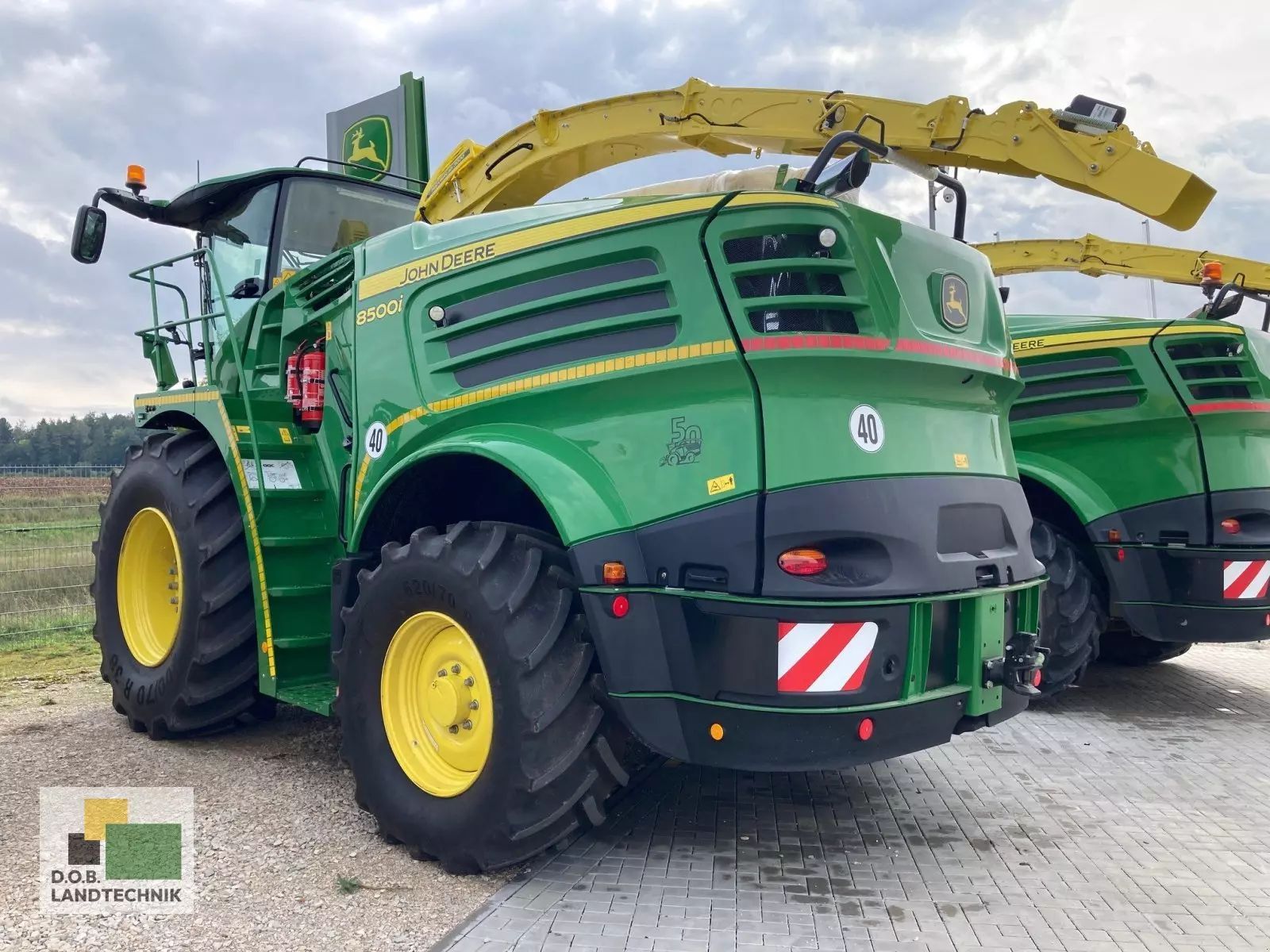 E-FARM: John Deere 8500 - Self propelled forage harvester - id 1QGJRKU - Year of construction: 2022 - Engine hours: 732,Engine power (HP): 585,Germany