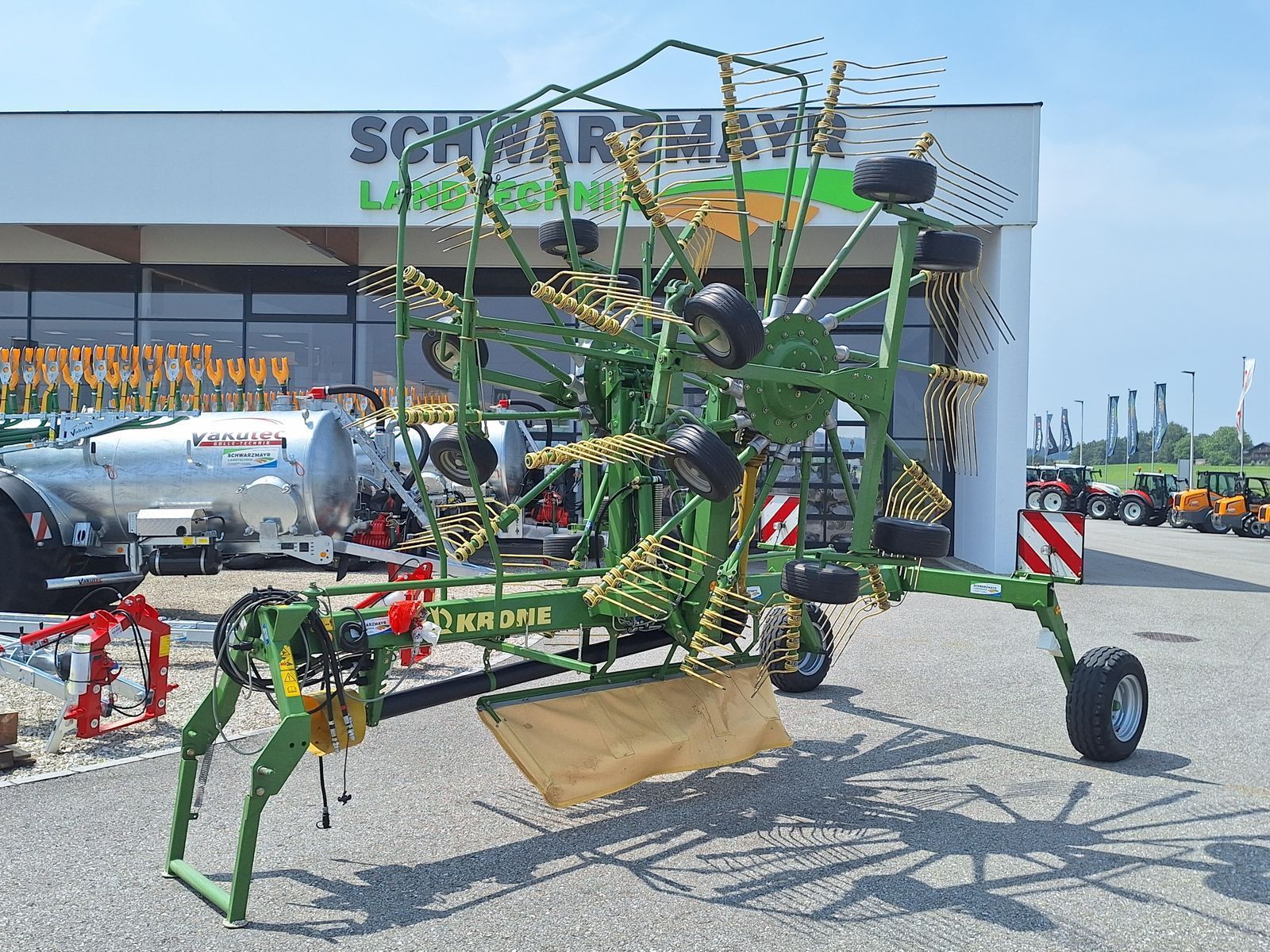 E-FARM: Krone Swadro 800/26 - Karuzelowy przetrząsacz do siana - id BLW6IAT - 14 071 € - Rok produkcji: 2011 - Austria