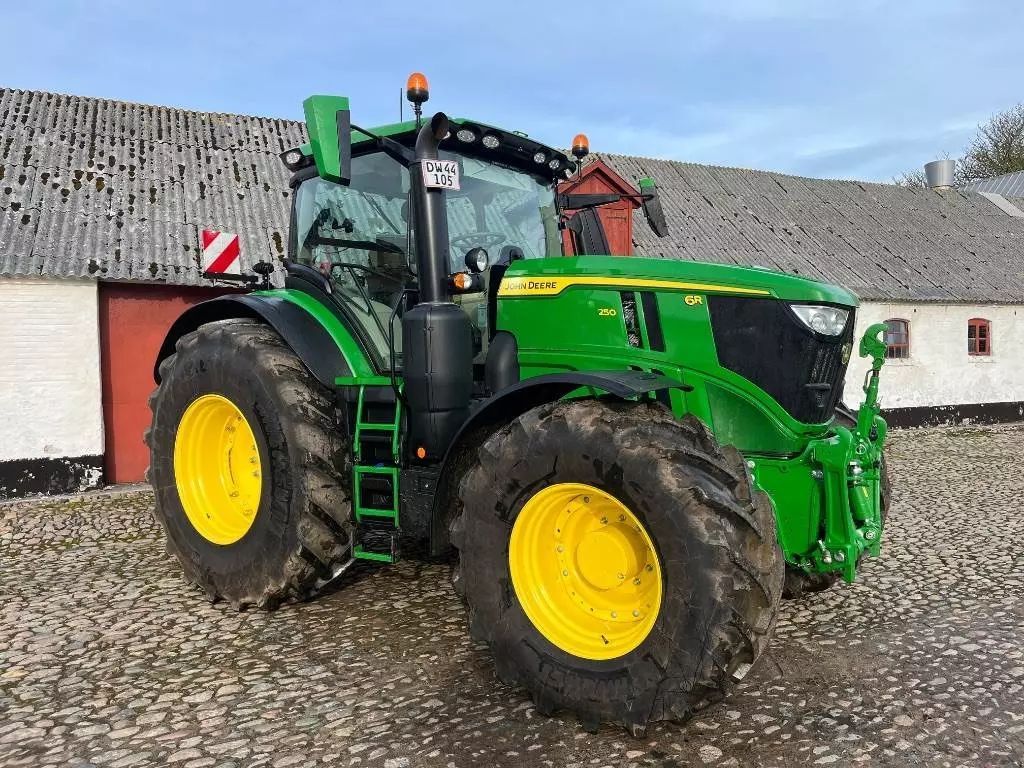 E-FARM: John Deere 6R 250 - Tracteur - id WJENTGT - 194 419 € - Année: 2023 - Lecture du nombre d'heure: 530,Puissance du moteur (chevaux): 301,Danemark