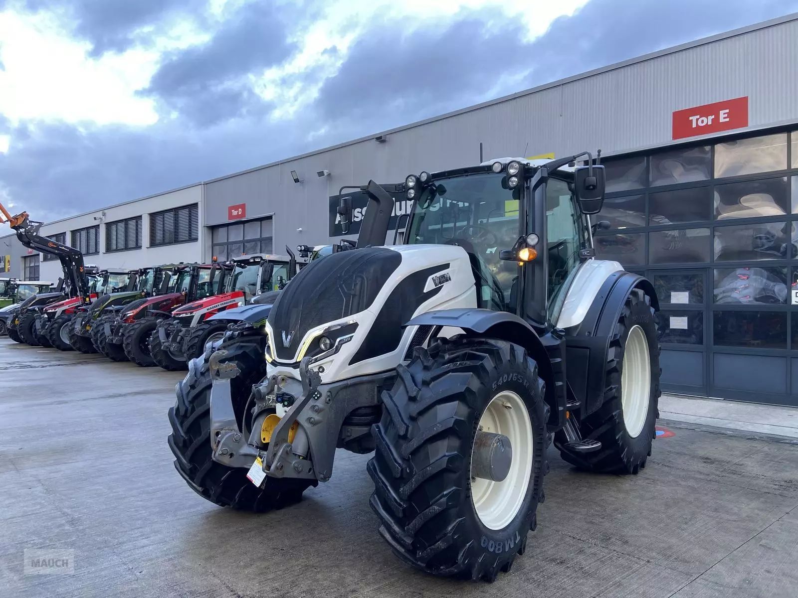 Valtra T215 Direct Tractor €131,416