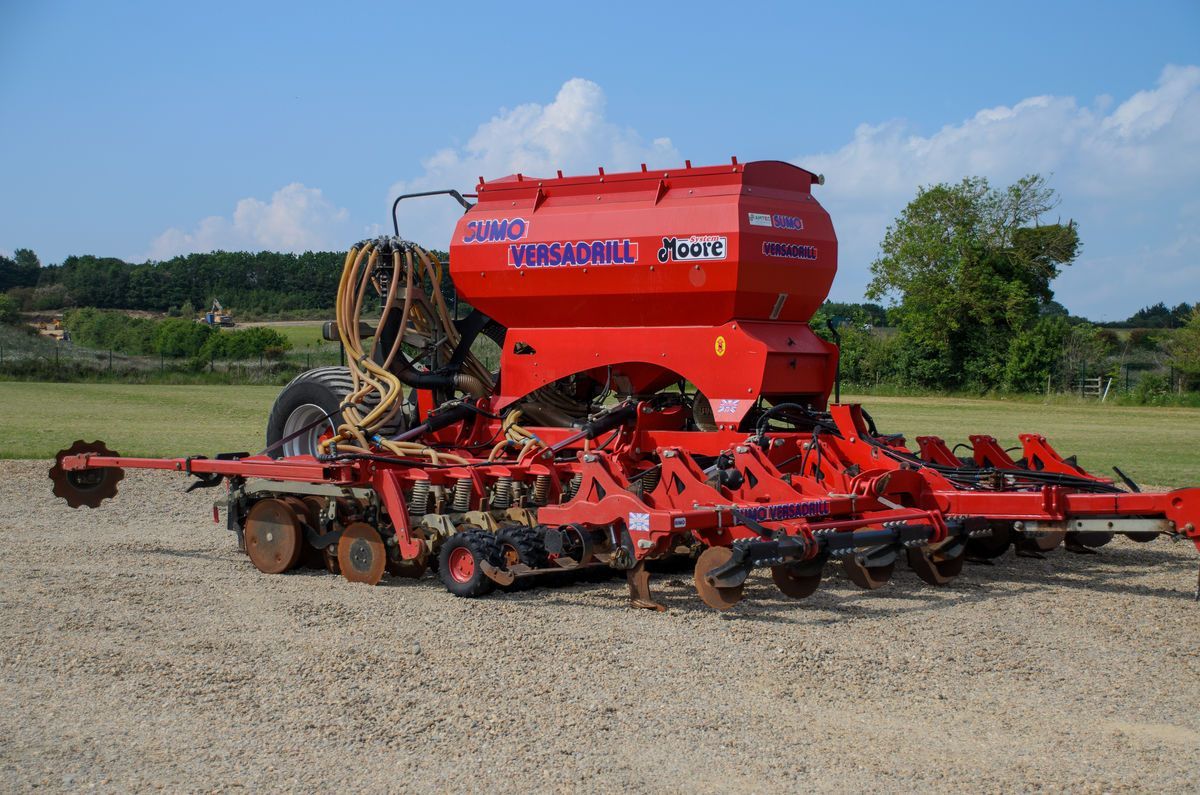 E-FARM: Sumo versadrill direct drill 6m - Direct Drill - id TJ1JVDJ - €31,654 - Year of construction: 2011 - United Kingdom