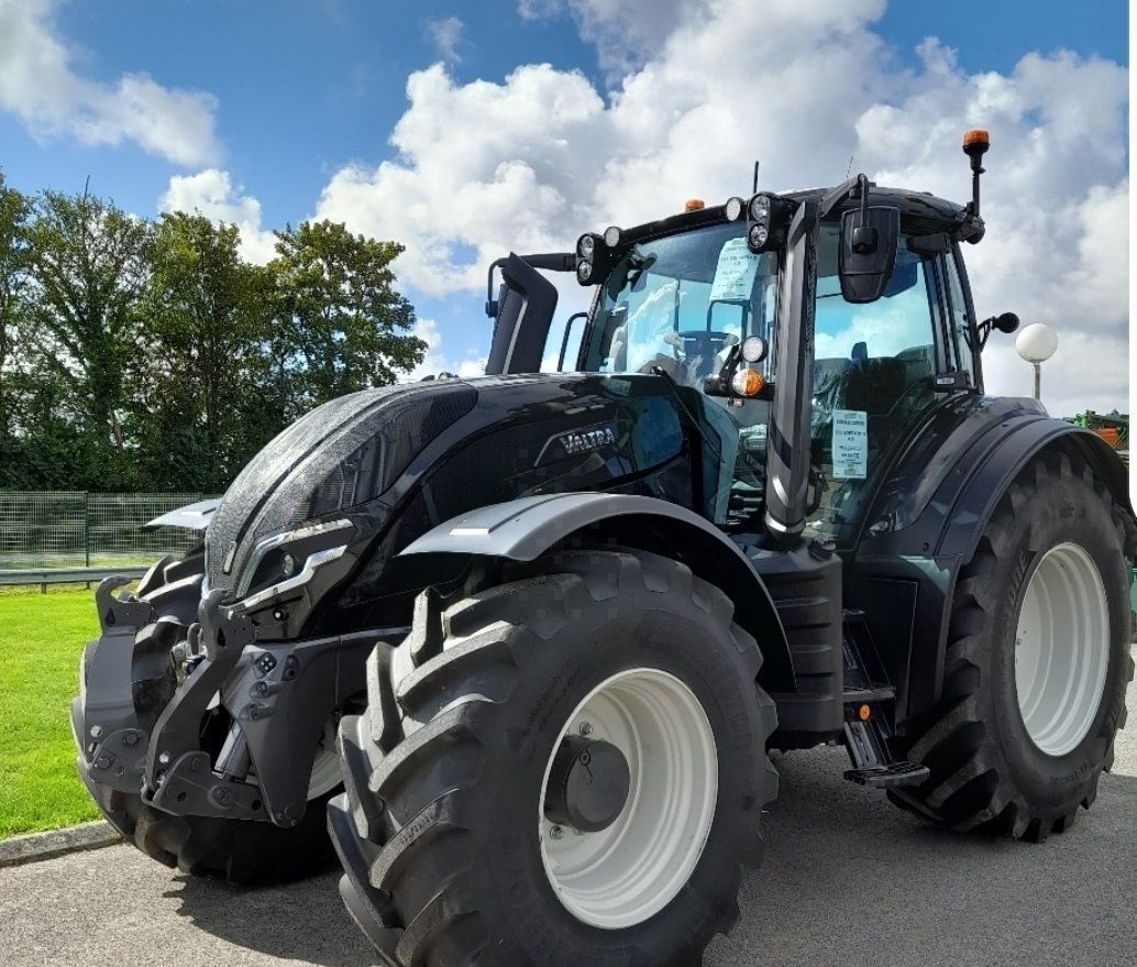 E-FARM: Valtra T175 Versu - Tractor - id S9EJ8KH - €134,500 - Year of construction: 2023 - Engine hours: 750,Engine power (HP): 175,France