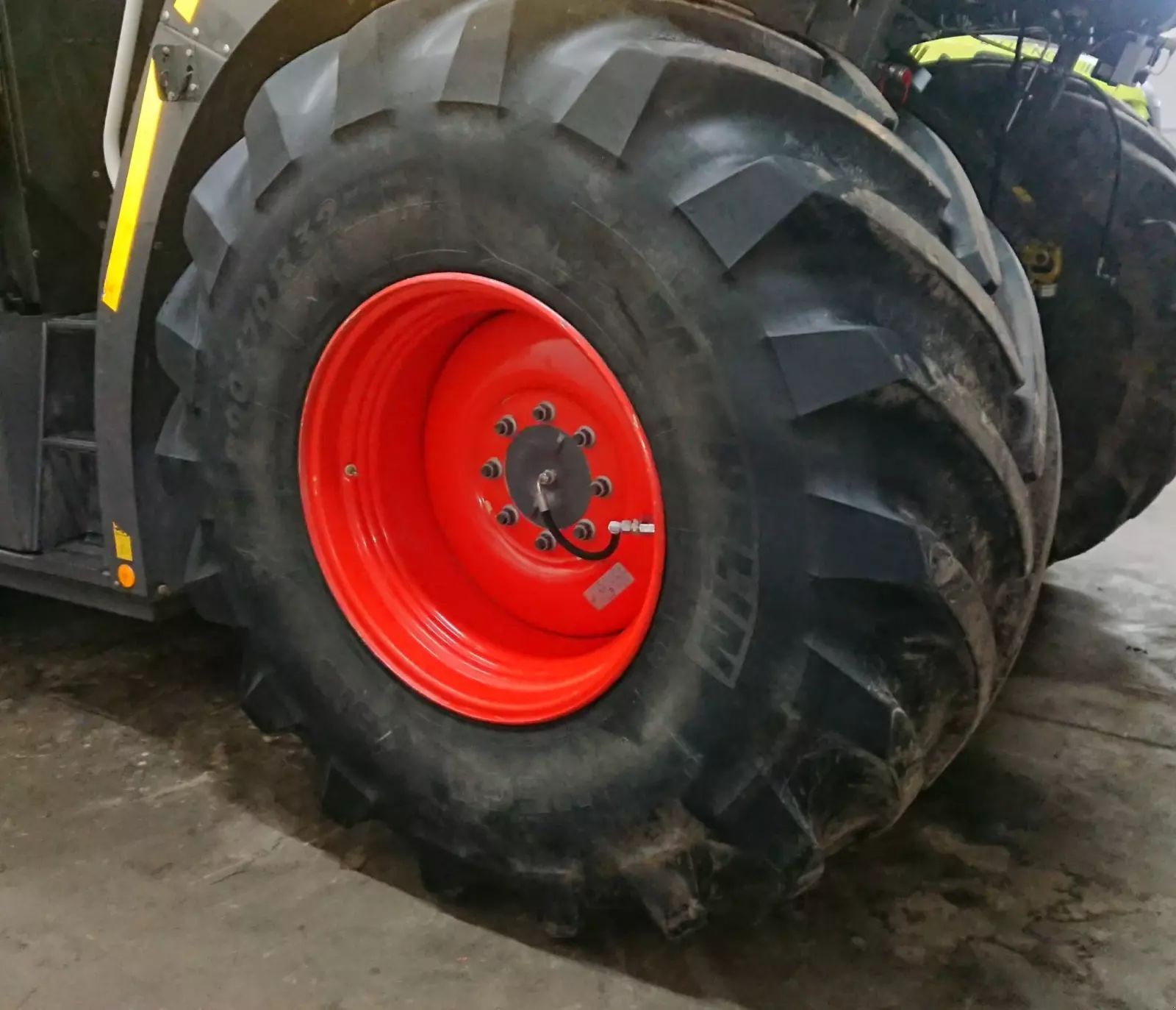 MICHELIN megaxbib Roue et chenille
