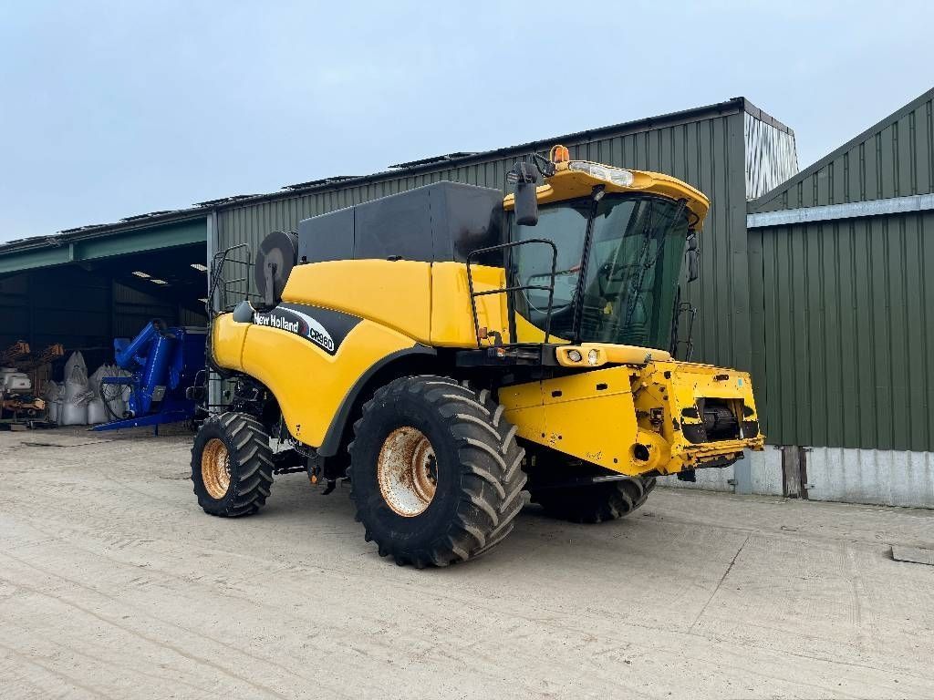 E-FARM: New Holland CR 960 - Cosechadora - id UQSL3MP - 39.761 € - Año: 2003 - Horas: 3776,Reino Unido