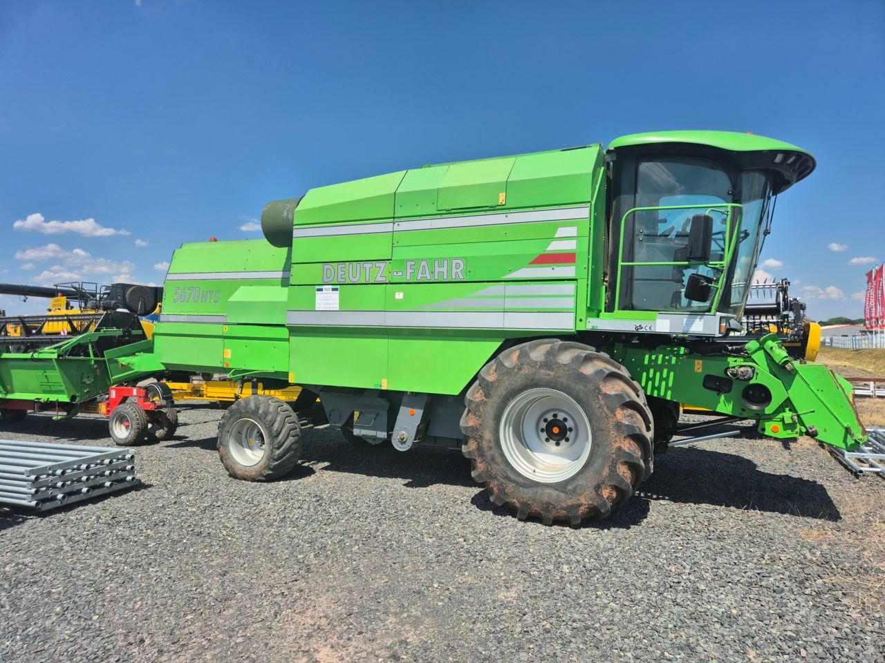 E-FARM: Deutz-Fahr 5670 HTS - Cosechadora - id FFBDSDV - Año: 2004 - Horas: 2500,Francia