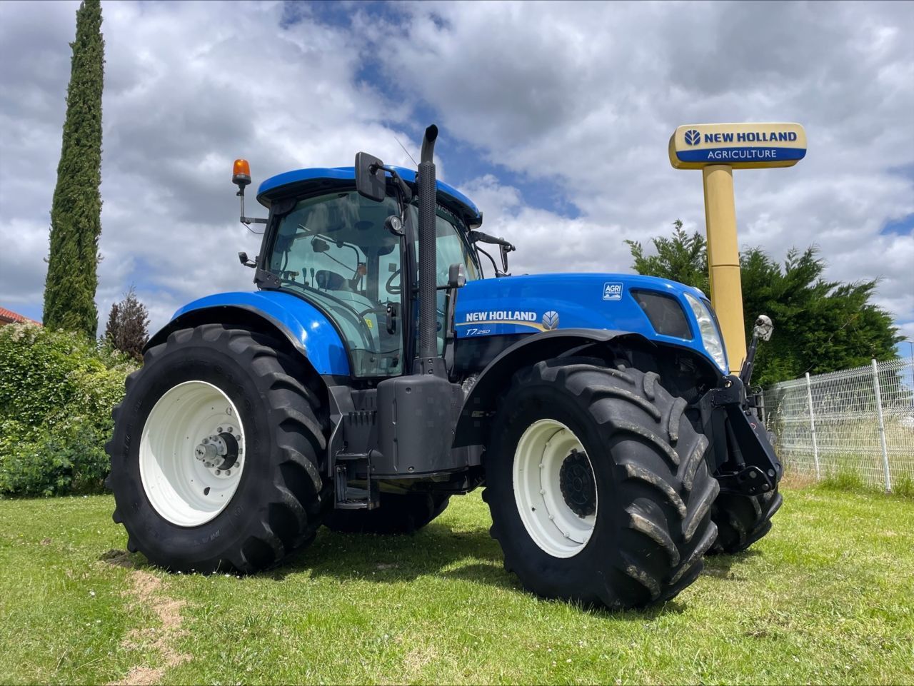 E-FARM: New Holland T7.250 - Tractor - id DIJUCIG - €59,500 - Year of construction: 2014 - Engine hours: 7,040,Engine power (HP): 250,France