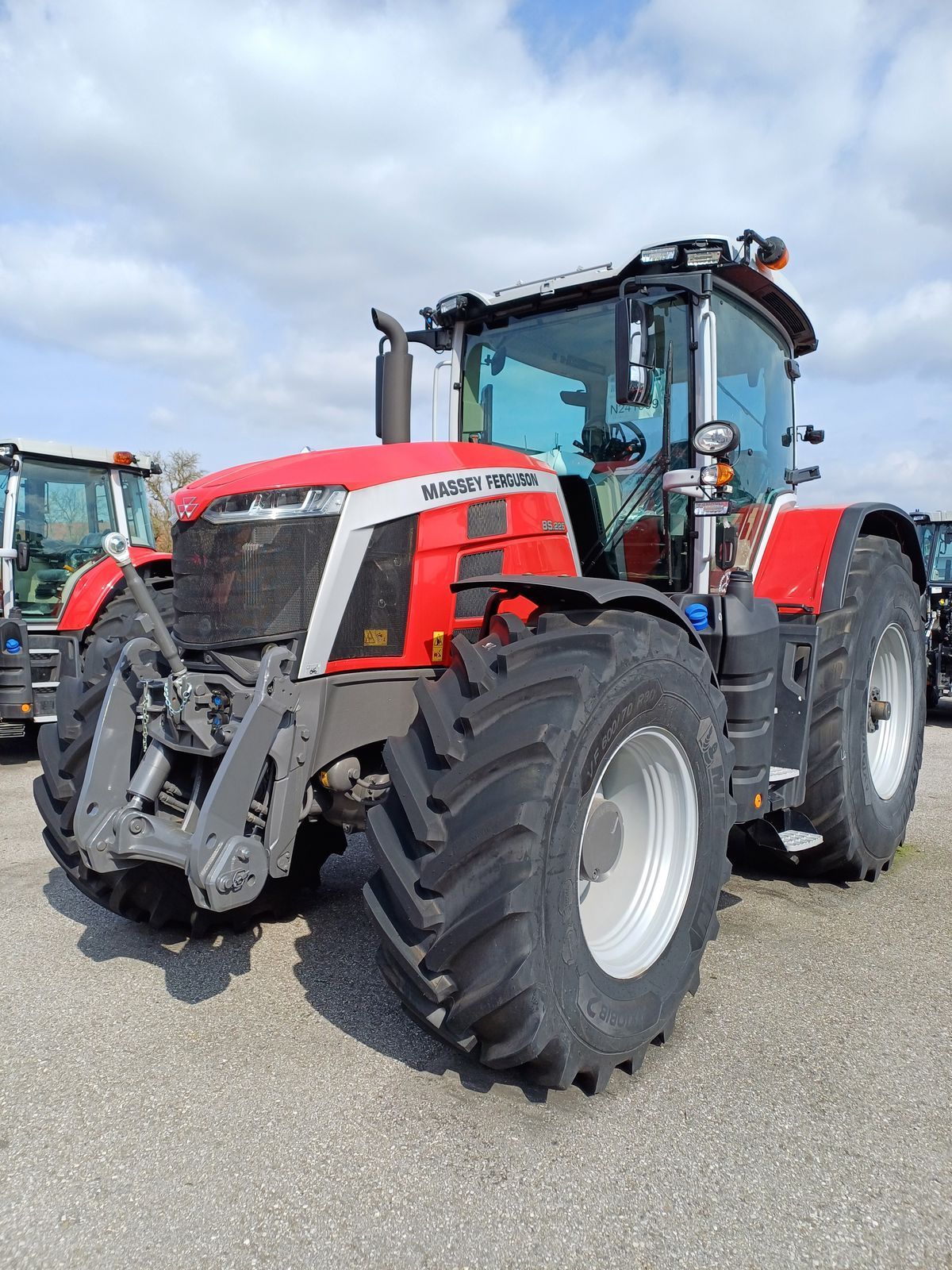 E-FARM: Massey Ferguson 8S.225 - Tractor - id XCYENQ4 - €159,000 - Year of construction: 2022 - Engine power (HP): 238,Austria